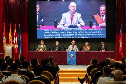La primera promoción de estudiantes del Grado de Piloto Comercial de la UBU están listos para comandar un avión de pasajeros o mercancías.