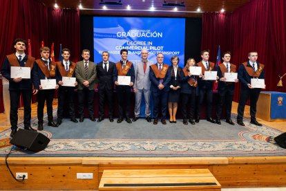 La primera promoción de estudiantes del Grado de Piloto Comercial de la UBU están listos para comandar un avión de pasajeros o mercancías.