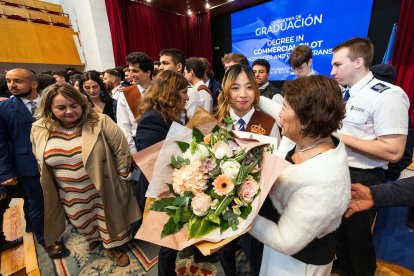 La primera promoción de estudiantes del Grado de Piloto Comercial de la UBU están listos para comandar un avión de pasajeros o mercancías.