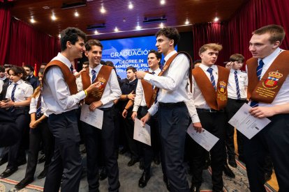 La primera promoción de estudiantes del Grado de Piloto Comercial de la UBU están listos para comandar un avión de pasajeros o mercancías.