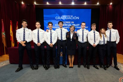 La primera promoción de estudiantes del Grado de Piloto Comercial de la UBU están listos para comandar un avión de pasajeros o mercancías.