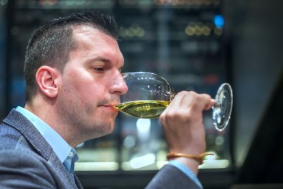 González cata un vino.