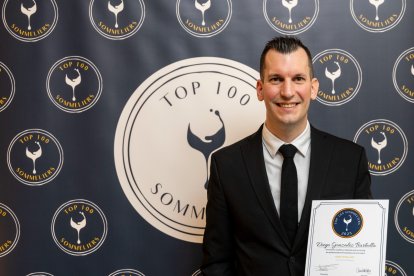 González posa con el diploma.