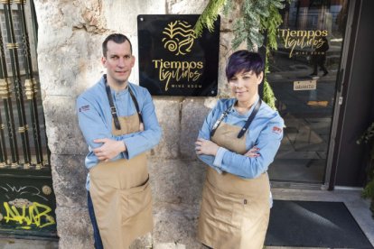González junto a su pareja y también sumiller Laura Rodríguez en la puerta de su negocio.