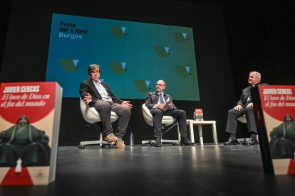 La charla entre Cercas e Iceta llenó el Teatro Principal de Burgos.