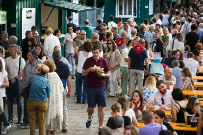 Zona de música y variedad gastronómica en los Cuatro Reyes de Burgos.