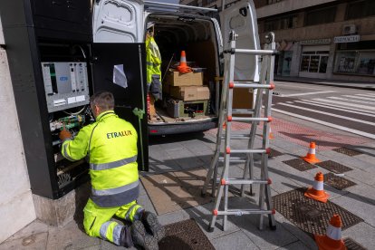 Obras de instalación de los reguladores del tráfico en la zona de puente Gasset.