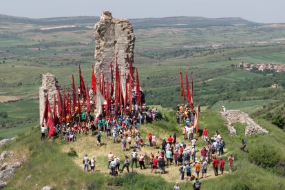 La fortaleza de Lara llena de pendones.