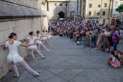 Un grupo de bailarinas hace una demostración a los pies de la Catedral.