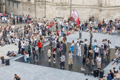 Decenas de jóvenes bailarines demostraron su arte a los pies de la Catedral.