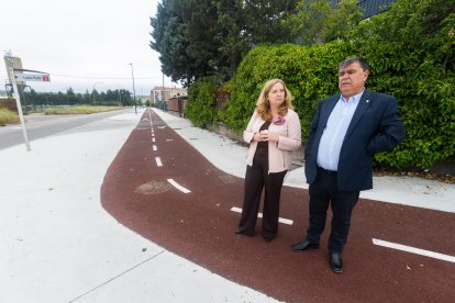 Visita de Cristina Ayala y Juan Manuel Manso a la renovación urbanística de las calles López Rodó y Fernando Dancausa.