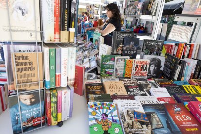 Sara, de la librería Dina 4, en su caseta de la Plaza Mayor.