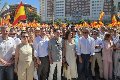 El presidente del PPCyL encabeza la representación de Castilla y León en la concentración del Partido Popular contra el Gobierno de Pedro Sánchez.