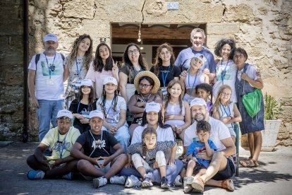 Niños y niñas de la Misión Beniages' de 2024, con educadores, monitores y miembros de la asociación Escuela Benaiges en Bañuelos de Bureba.