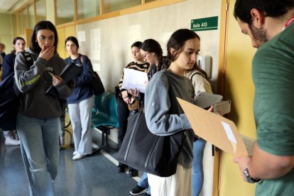 Estudiantes esperando a realizar uno de los exámenes de la PAU.