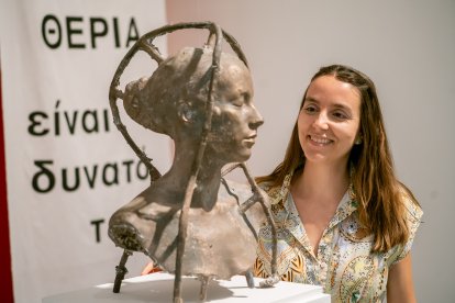 Noemi Iglesias posa con una de sus obras.