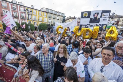 Instante del acto de proclamación de las reinas y damas 2025.
