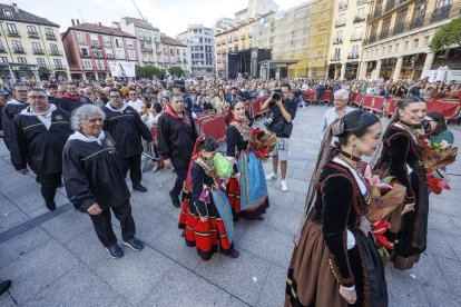 Instante del acto de proclamación de las reinas y damas 2025.
