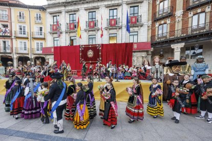 Instante del acto de proclamación de las reinas y damas 2025.