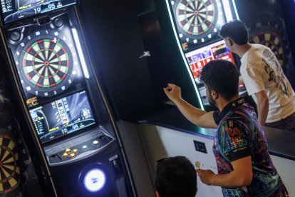 Instante de una partida de dardos.