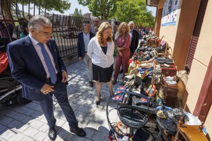 Representantes de las distintas administraciones apoyaron a Apace en la inauguración del rastrillo. En la imagen, acompañan a la gerente de la organización, Sacramento Castellanos.