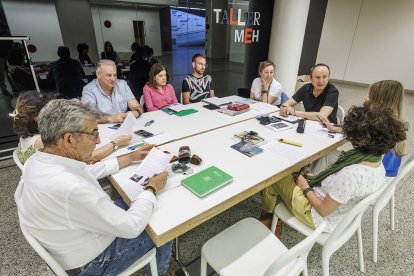 Los alumnos atienden a los comentarios del profesor, Jesús Pérez, durante la clase de este martes.