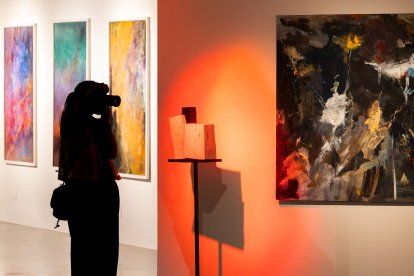 El recorrido que plantean los autores conduce desde el caos primordial hasta la ordenación de la materia.