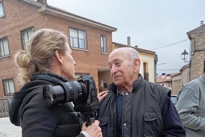 La directora con uno de los vecinos