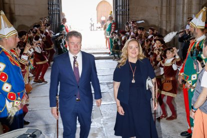 Ayala llega al interior del monasterio de Las Huelgas en compañía del presidente de la Diputación Provincial, Borja Suárez.
