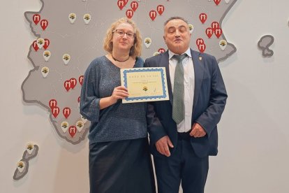 Domingo Núñez, alcalde de Poza, tras recibir el diploma que acredita a su pueblo como uno de los más bonitos de España.