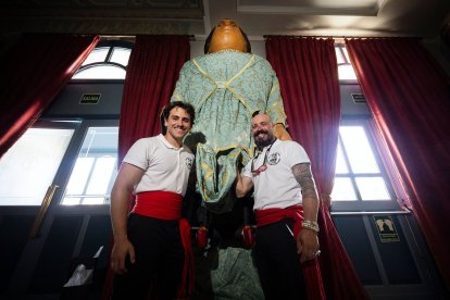 Pedro y Rubén Bujedo, con la Gigantona china.