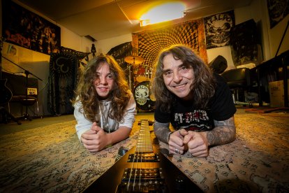 Guille y Paco, en el local de ensayo de Akaldo.