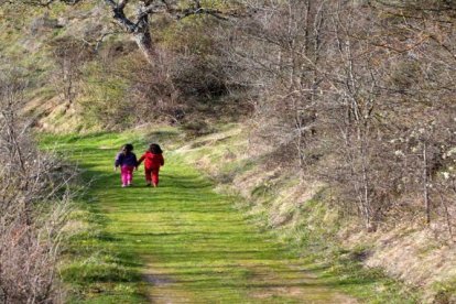 Dos niñas caminas por una ruta. ECB