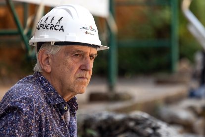 Juan Luis Arsuaga el último de la segunda generación de codirectores que han apuntalado el trabajo científico de Atapuerca se mantiene dos años más al pie de los yacimientos.