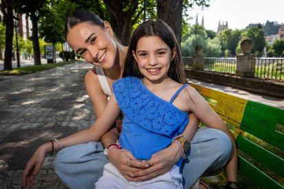 Marina Temiño posa con la reina infantil Sofía Santana.