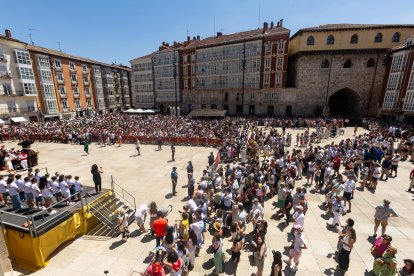 Imagen del canto del Himno a Burgos.