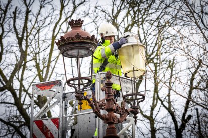 Cambio de luminarias en Burgos, a la altura de la plaza Vega, para colocar tecnología led.