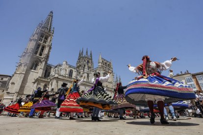 Instante de la Ofrenda floral de las fiestas de San Pedro y San Pablo 2025.
