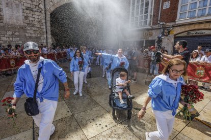 Bombero y Protección Civil refrescaron a peñistas y asistentes.
