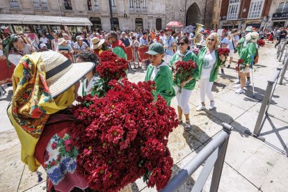 Los peñistas esperan su turno para entregar las flores.