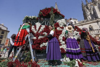 Los voluntarios crean el manto de la Virgen.
