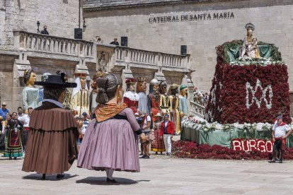 Instante de la Ofrenda Floral 2025.
