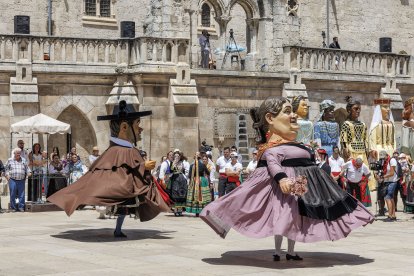 Instante de la Ofrenda Floral 2025.