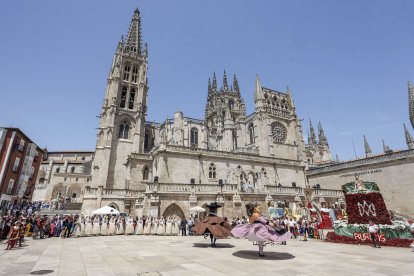 Instante de la Ofrenda Floral 2025.