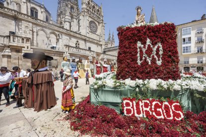 Instante de la Ofrenda Floral 2025.