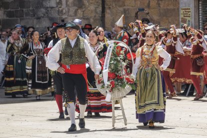 Instante de la Ofrenda Floral 2025.