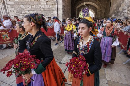 Instante de la Ofrenda Floral 2025.