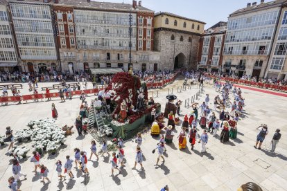 Instante de la Ofrenda Floral 2025.