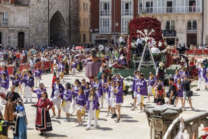 Instante de la Ofrenda Floral 2025.