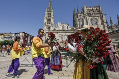 Instante de la Ofrenda Floral 2025.